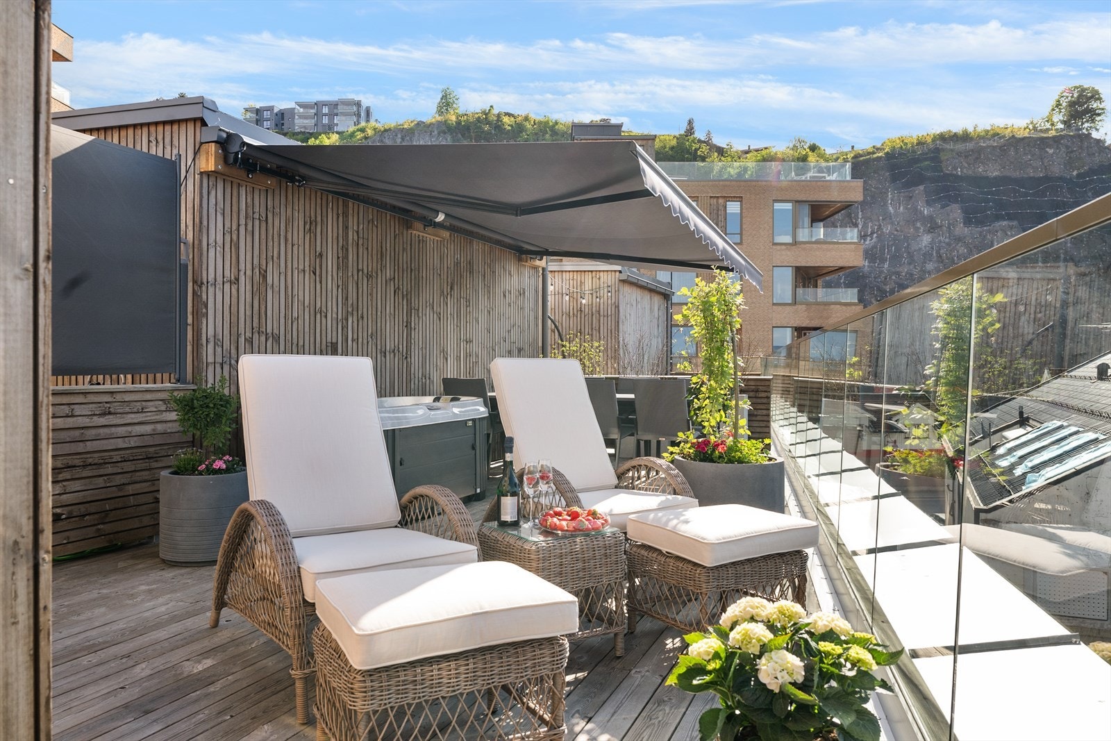 En elektrisk terrassemarkise gir behagelig skygge på varme dager. Galleribilde