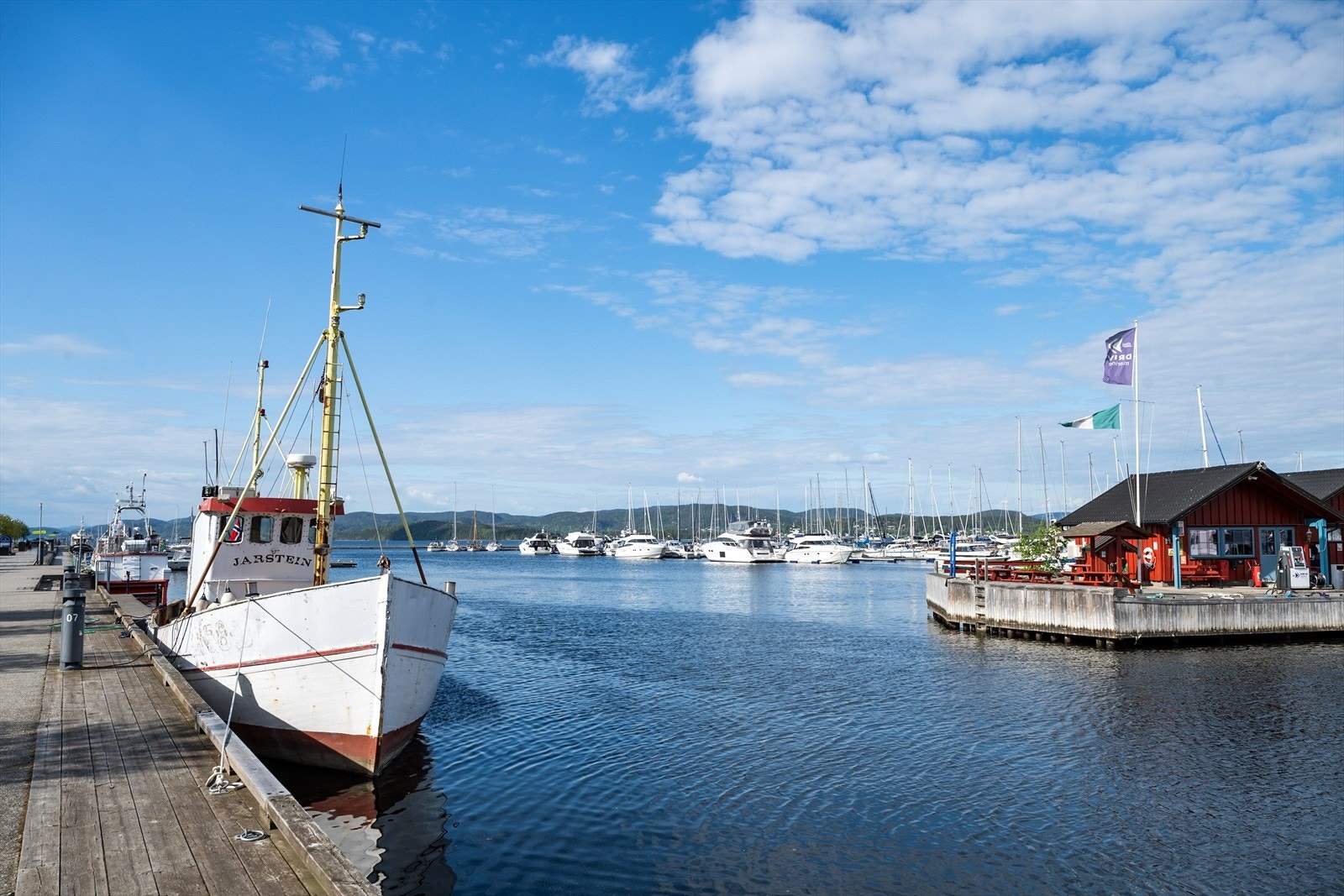 Kyststien går like ved og inviterer til turer langs fjorden. Galleribilde