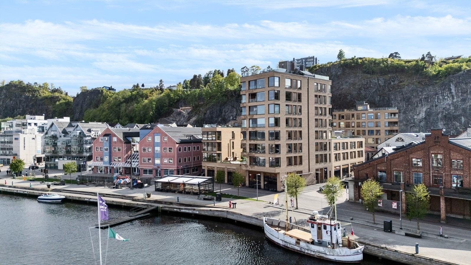 En gjennomført leilighet fra 2021 med høy standard og to garasjeplasser. Galleribilde