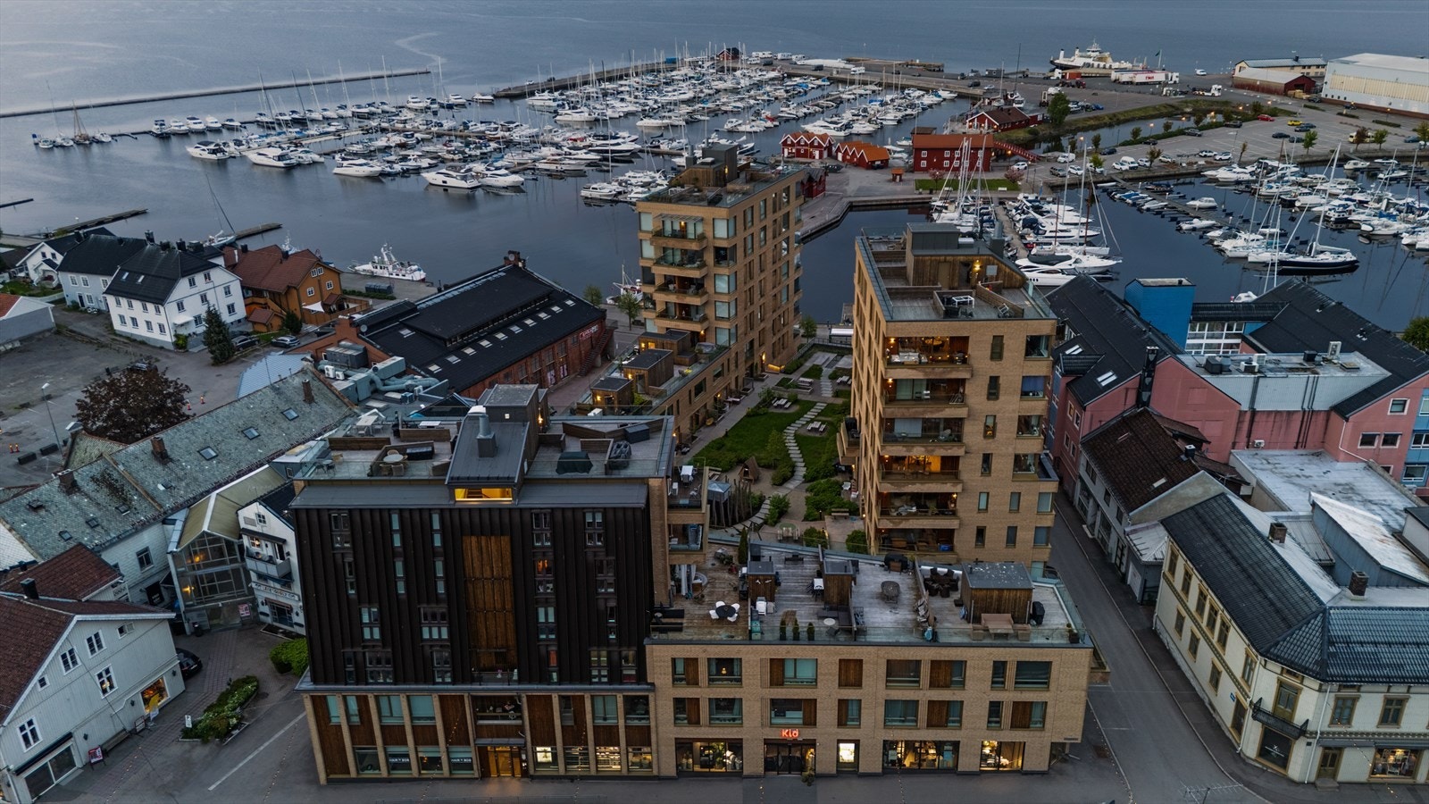 En sentral og attraktiv beliggenhet med umiddelbar nærhet til både byliv og fjord. Galleribilde