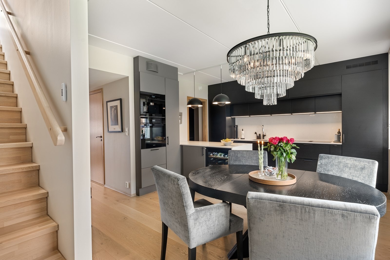 Moderne og stilrent kjøkken fra HTH med takhøye skap og en kombinasjon av finerte og lakkerte fronter. Galleribilde