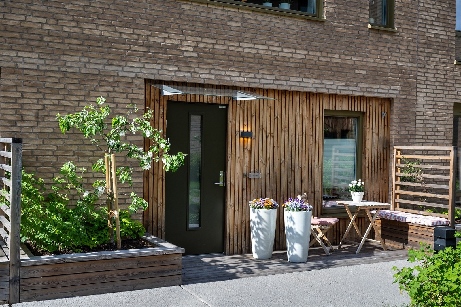 Egen inngang fra et hyggelig, felles gårdsrom. Galleribilde
