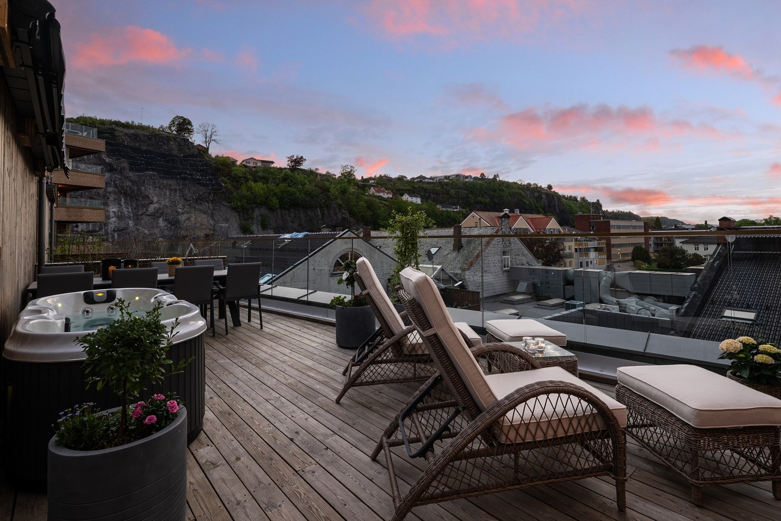 Uteplassen er en privat oase med utsikt over byen og fjorden. Galleribilde