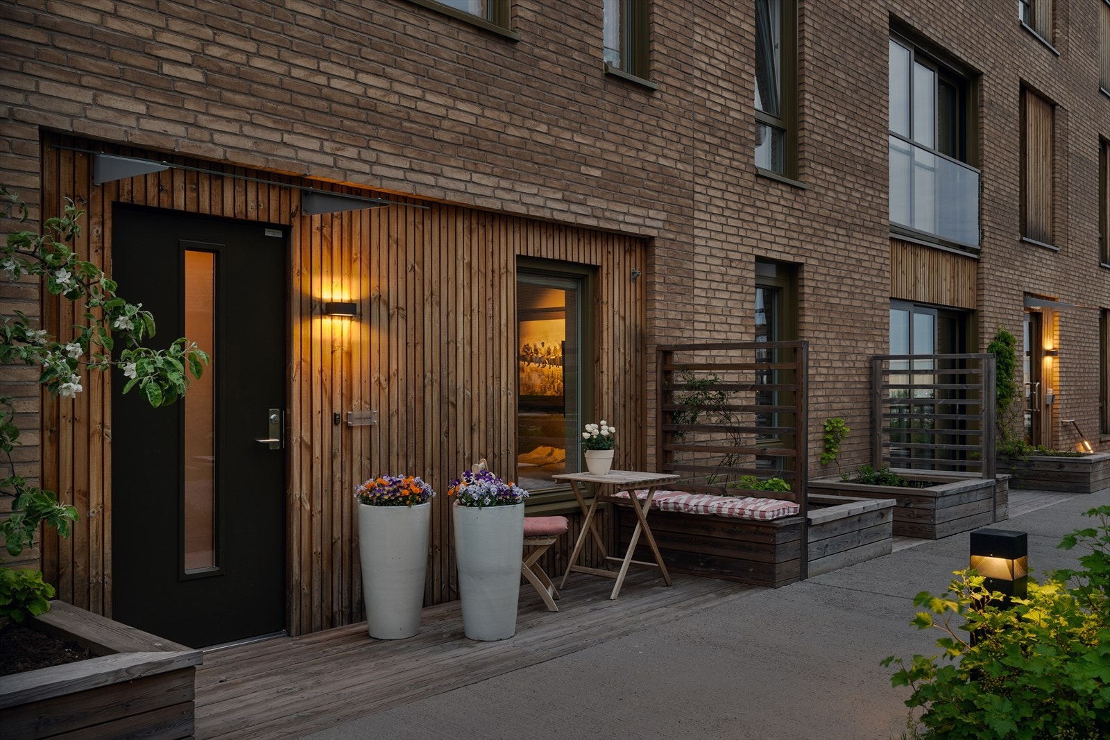 Velholdte fellesarealer med beplantning og belysning. Galleribilde