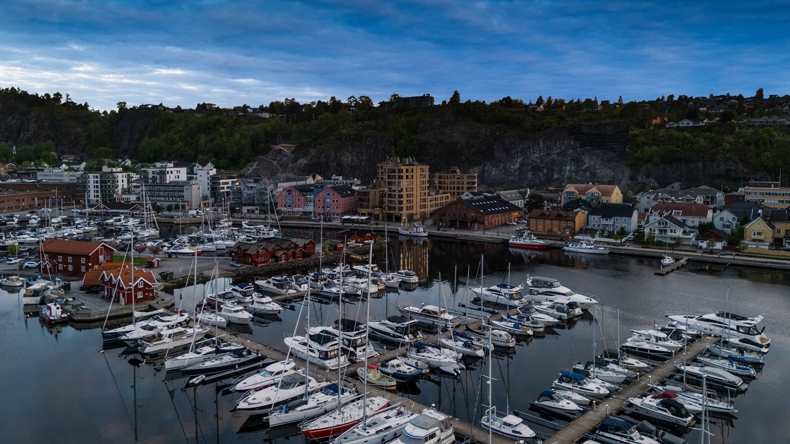 Holmestrand stasjon ligger i gangavstand, med tog til Oslo på omtrent 50 minutter. Galleribilde