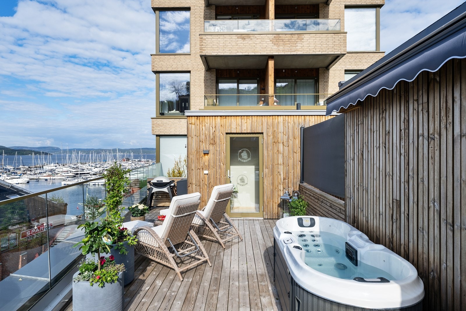 Den store takterrassen på ca. 31 m² har jacuzzi, markise og kveldssol til ca. 21:15 midtsommer. Galleribilde