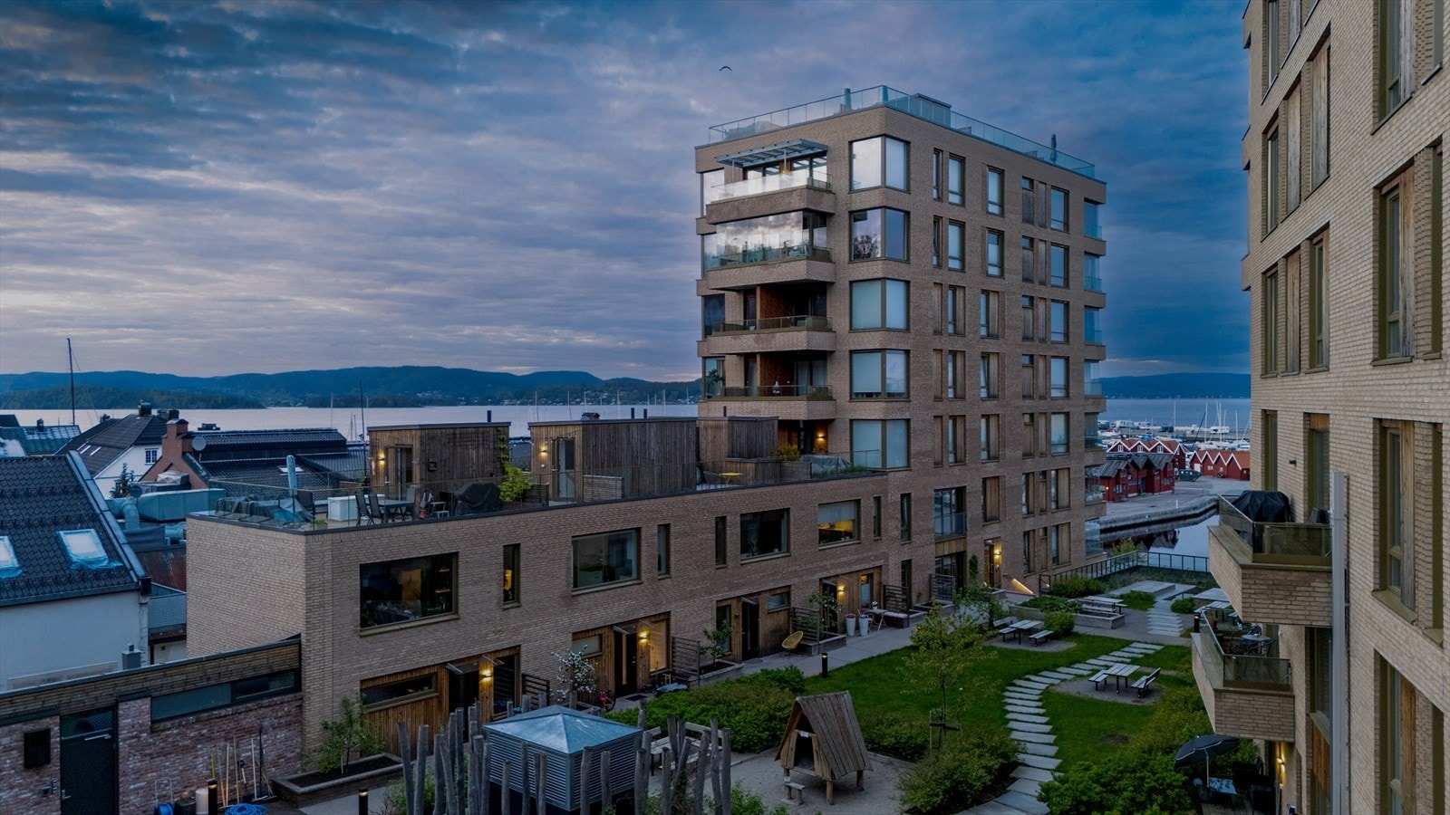 Leilighetsbygget er en del av det nye og moderne bryggeområdet i Holmestrand. Galleribilde