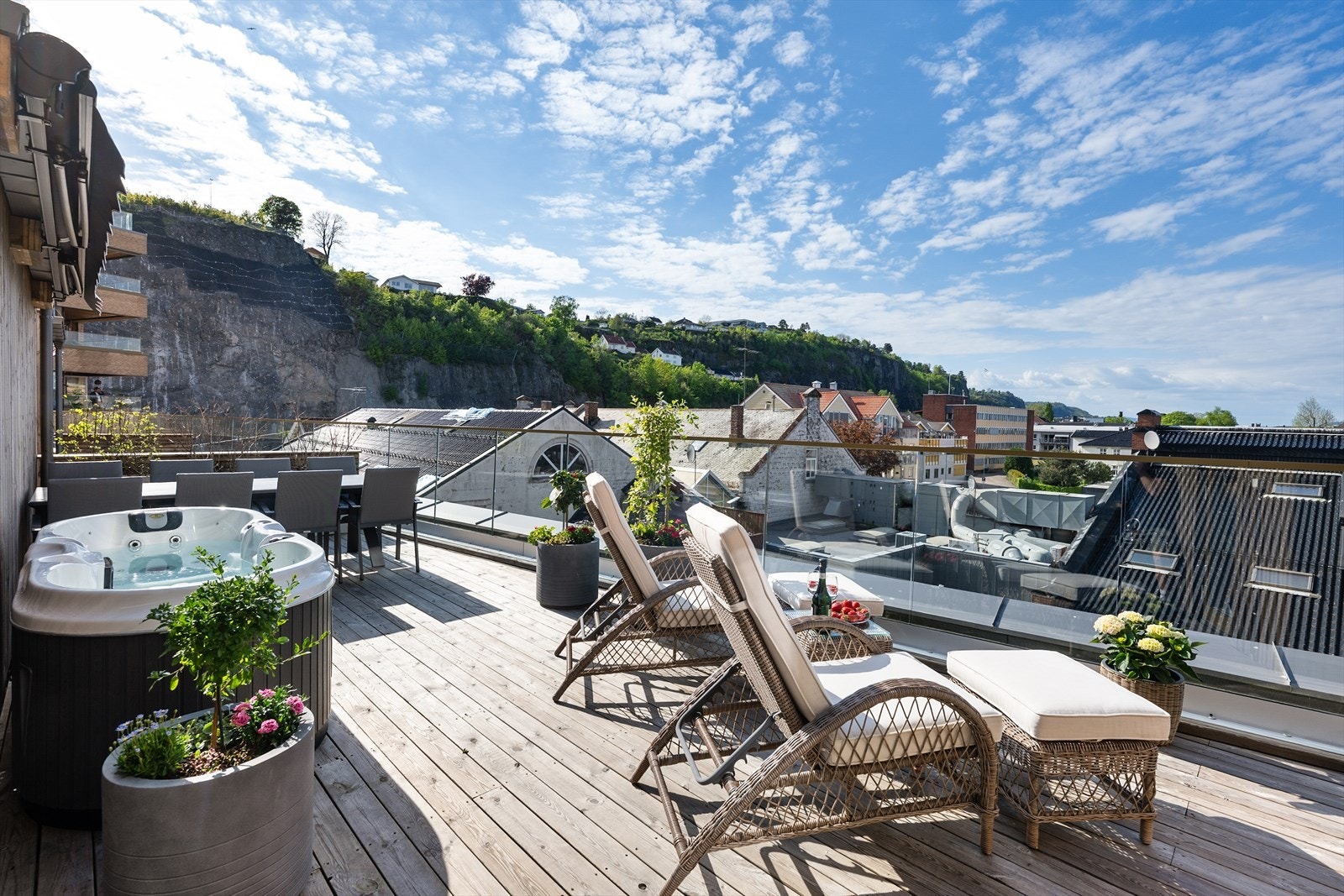 Her er det god plass til både spisebord og loungegruppe for sosiale sammenkomster. Galleribilde
