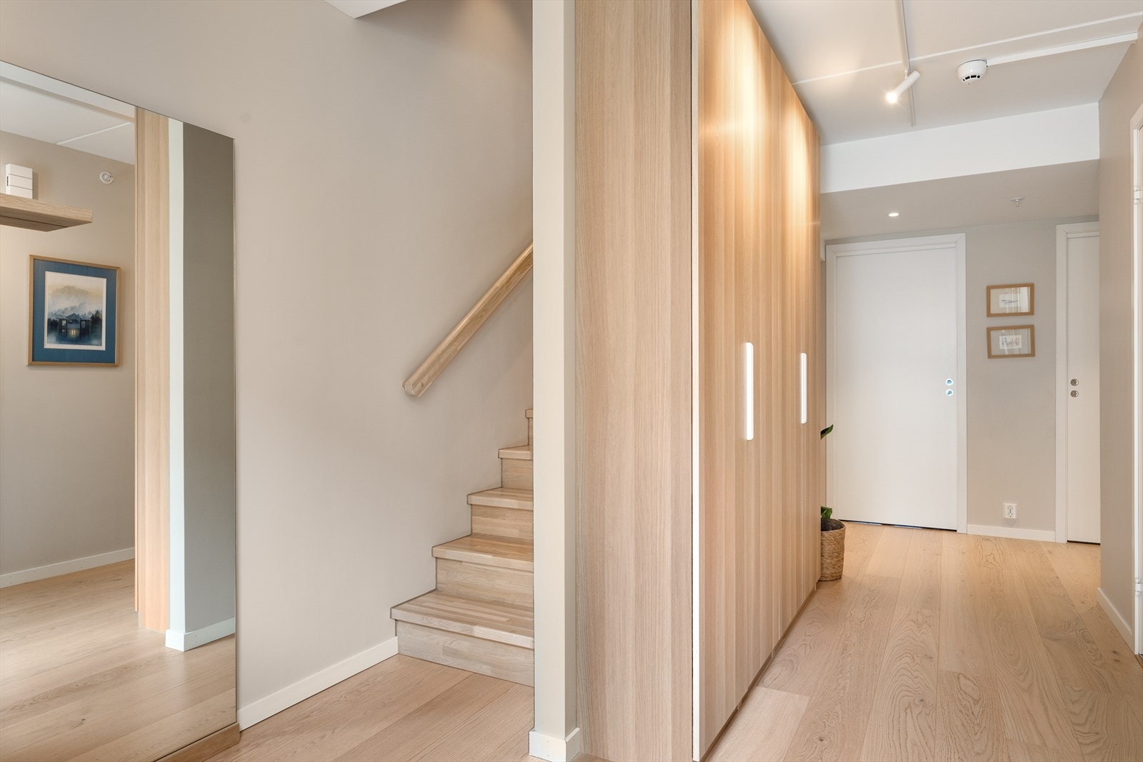 Gjennomgående parkett på gulv og malte, slette flater gir et helhetlig og moderne inntrykk. Galleribilde