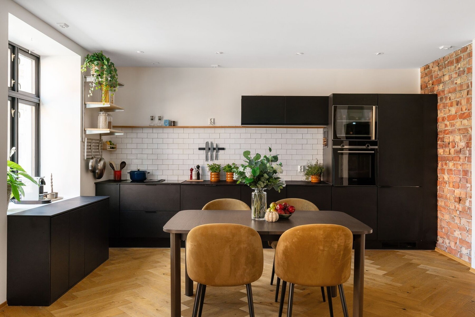 Kvalitetskjøkken fra JKE Design med sorte og strukturerte fronter. Galleribilde
