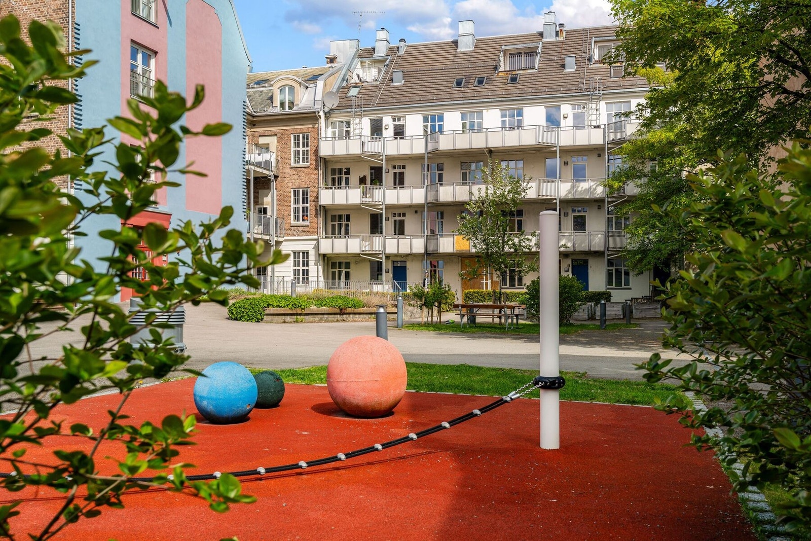 Sameiets fellesområde er også pent opparbeidet med benker, grøntarealer og plantekasser med mulighet for å beplantning for beboerne. Galleribilde