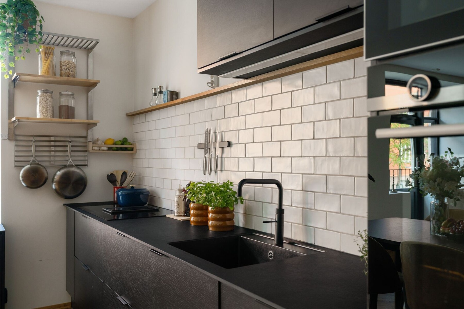 Kjøkkenet er påkostet med eksklusive elementer som induksjonstopp med integrert nedfelt ventilator, vinskap fra Norcool og Quooker med kokende vann fra spring. Galleribilde