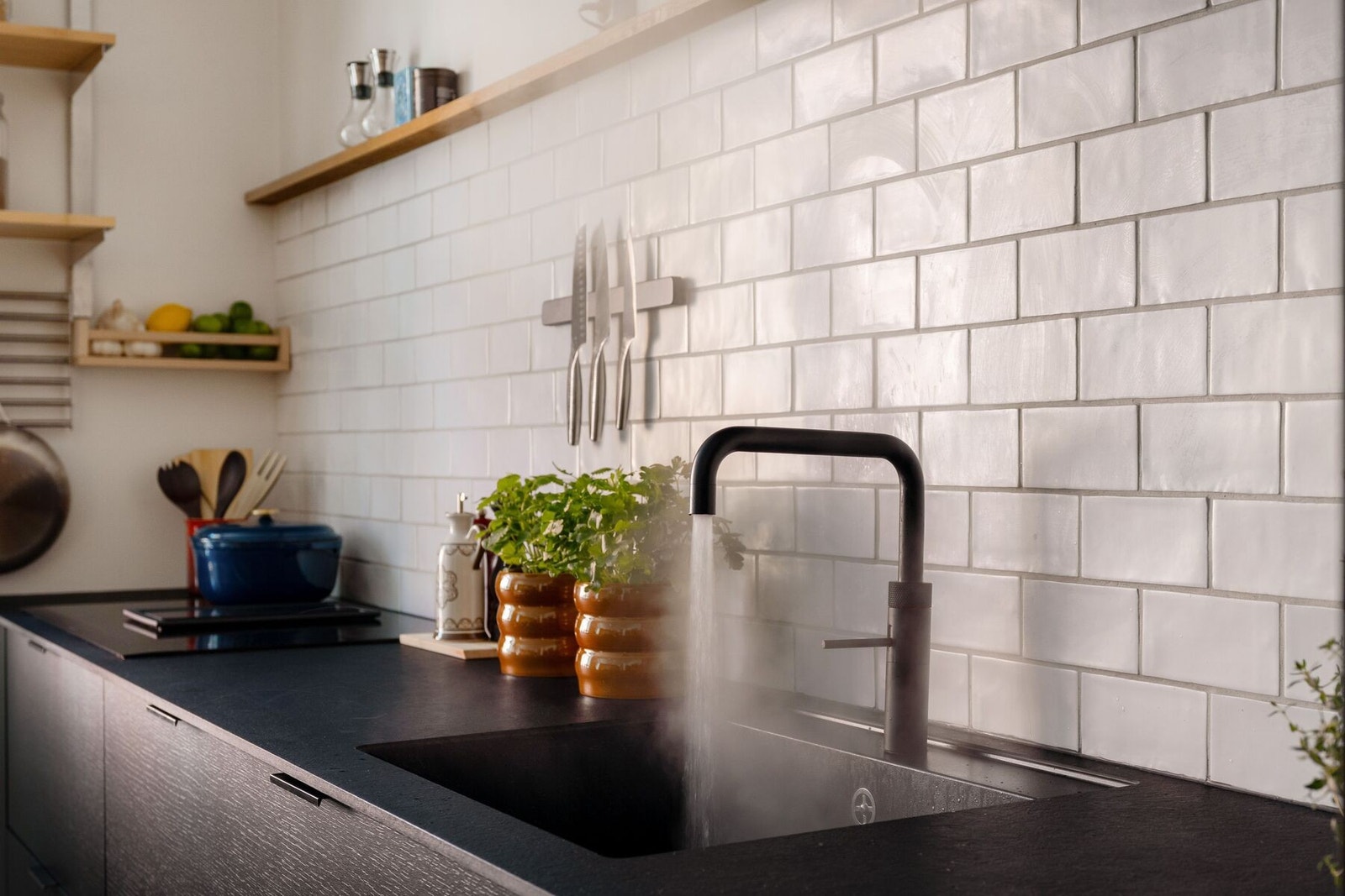 Quooker med kokende vann fra spring. Galleribilde