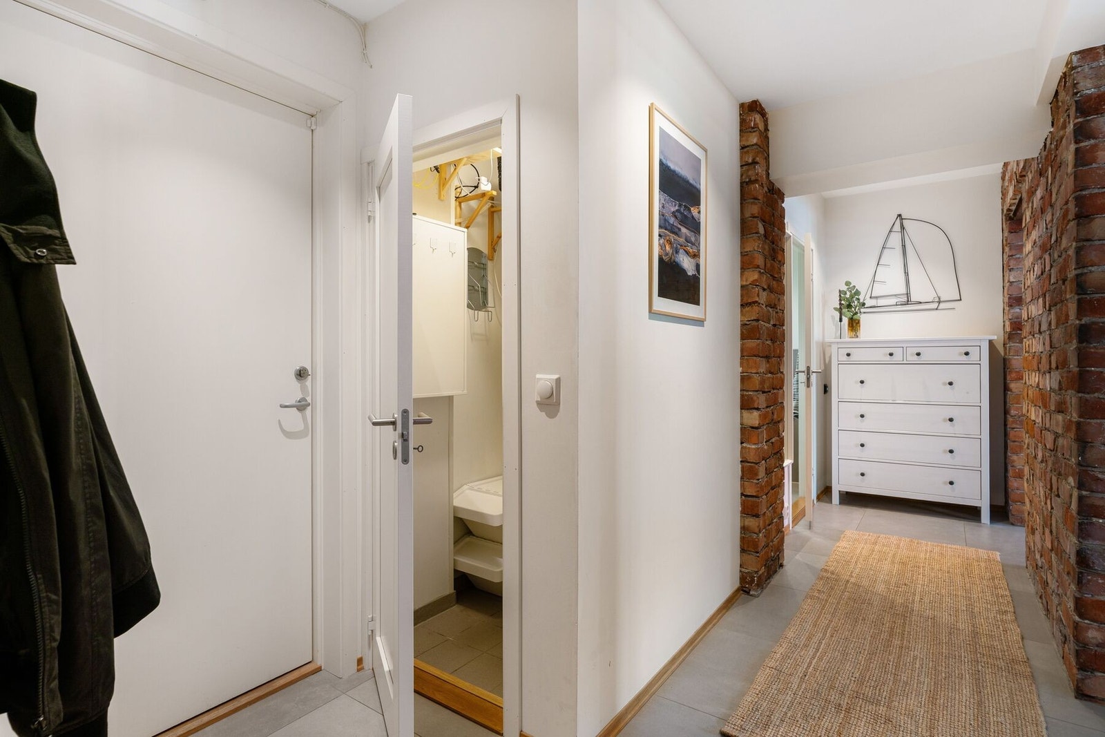 Ved inngangen har man en praktisk bod/tekniskrom som er innredet som et vaskerom. Galleribilde