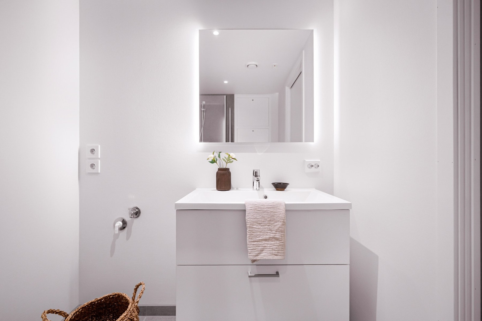 Badet er moderne og stilrent utført med flislagt gulv med vannbåren varme og flislagte vegger i dusjsonen. Galleribilde