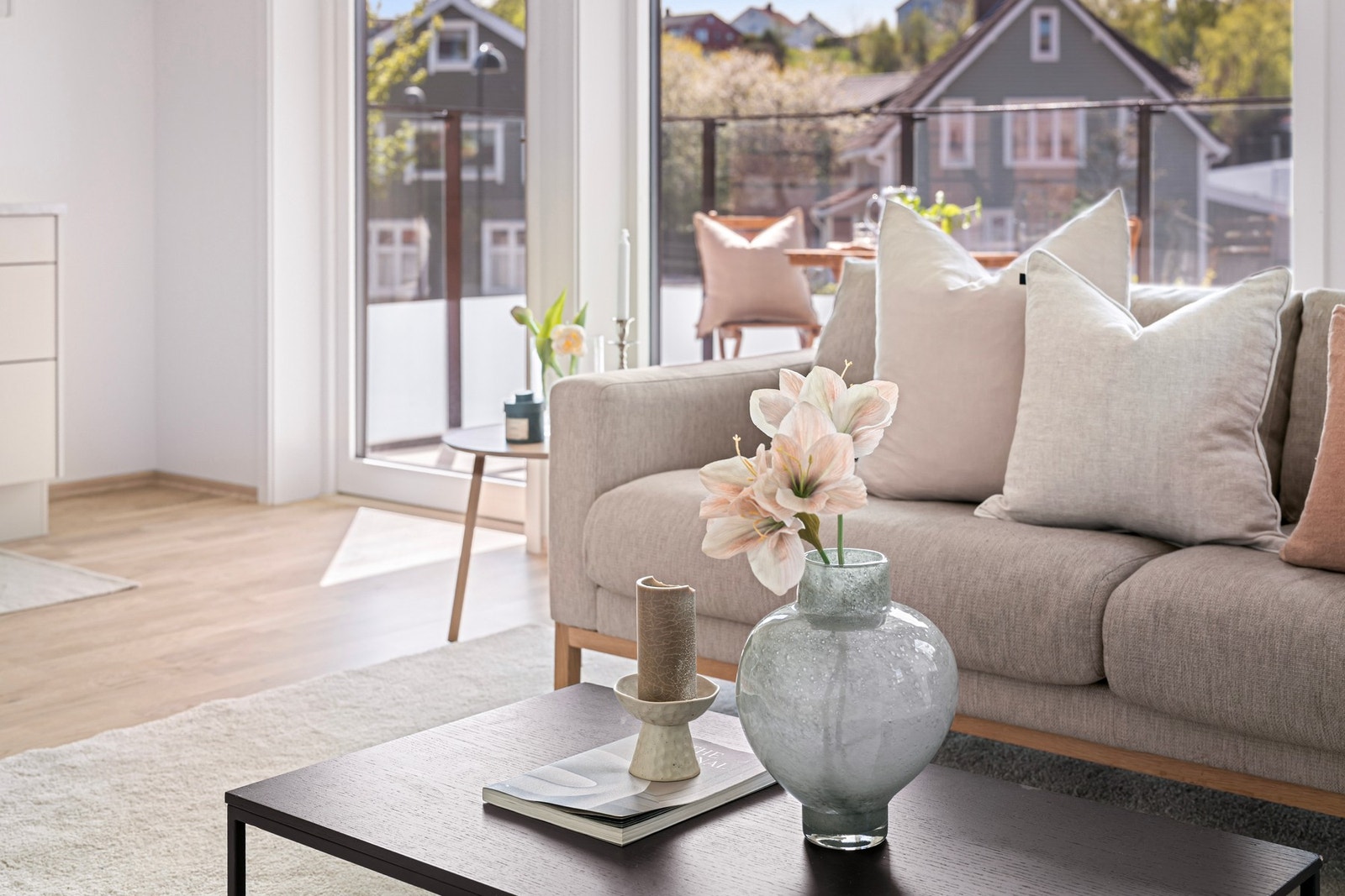 Fra stuen er det direkte utgang til balkongen som fungerer som en naturlig forlengelse av oppholdsrommet. Galleribilde