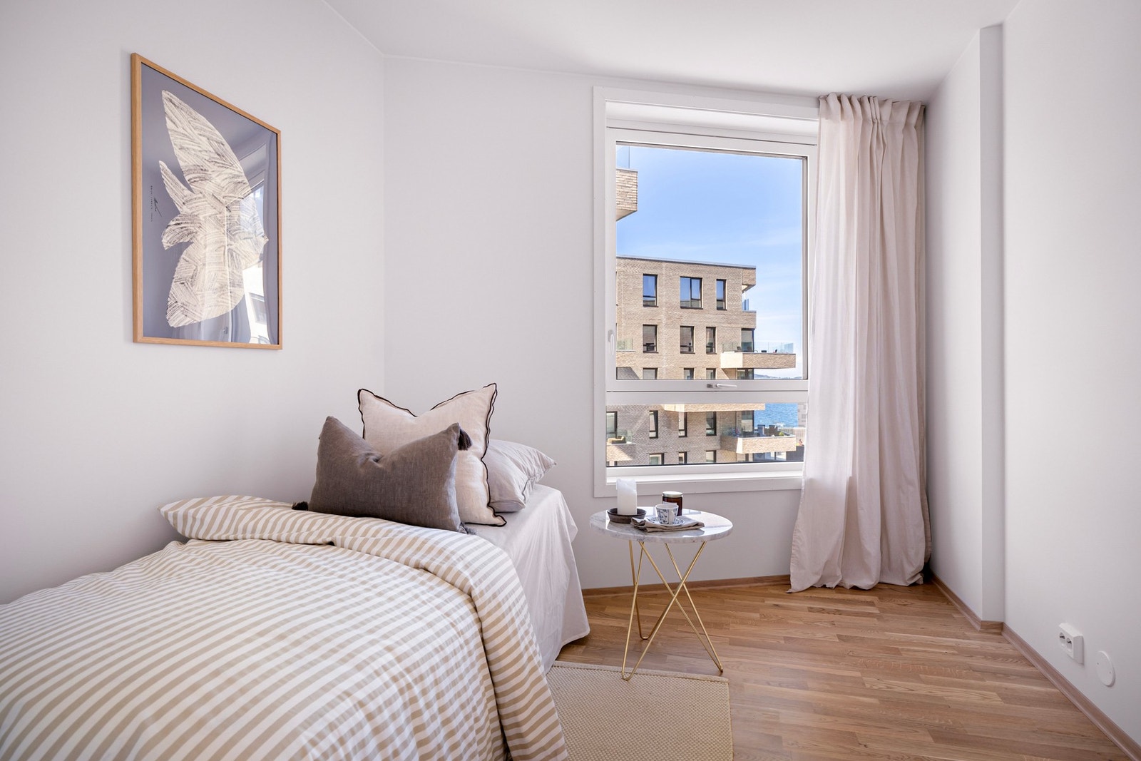 Hovedsoverommet har god plass til dobbeltseng og garderobeløsning, mens det andre soverommet passer godt som barnerom, gjesterom eller hjemmekontor. Galleribilde