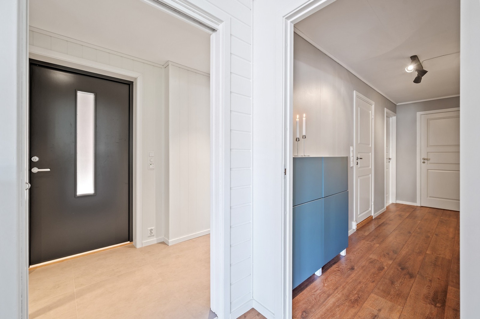 Boligen fikk ny ytterdør i 2022, samt. nye vinduer på stue og alle tre soverom i 2017 og ny verandadør i 2016. Galleribilde