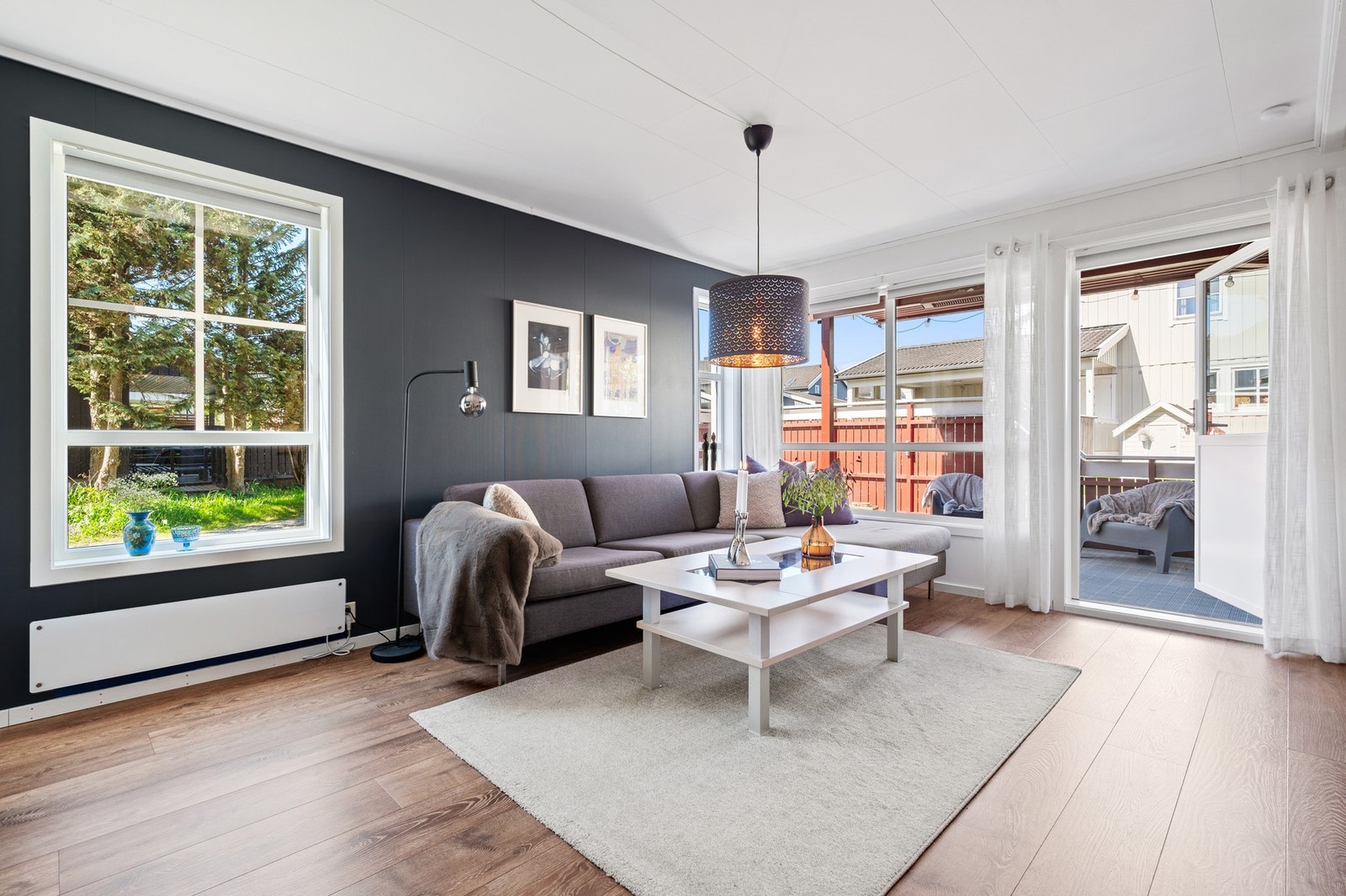 Fra stuen har du direkte utgang til en herlig veranda. Galleribilde