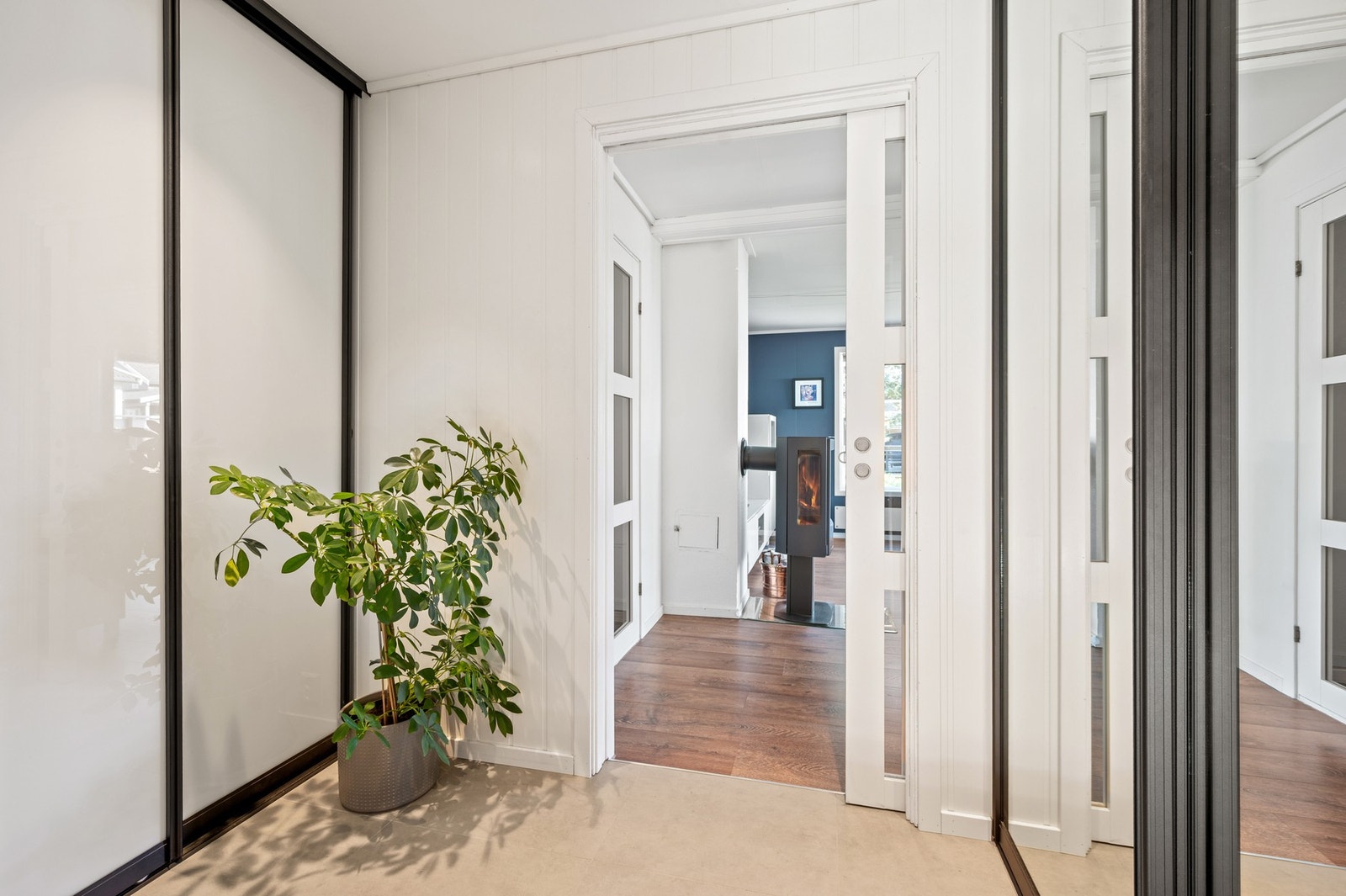 Innbydende entré med varme i gulv og skyvedørsgarderober på begge sider. Galleribilde