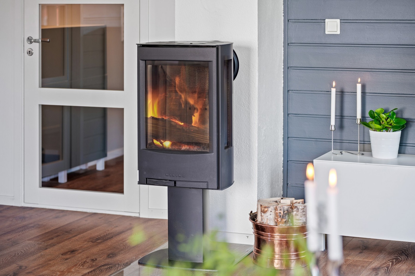 Vedovnen gir en effektiv oppvarming, bidrar til lavere energikostnader og skaper en lun stemning i boligen. Galleribilde