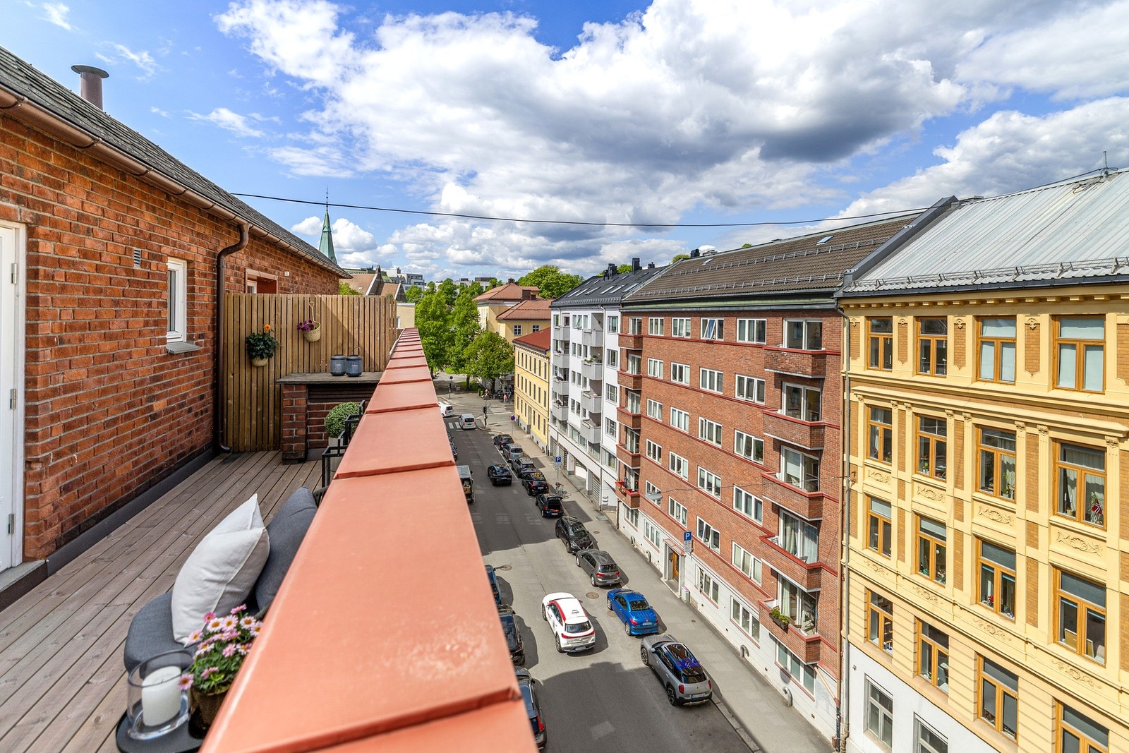 De to private terrassene er det som virkelig skiller denne ut - solrikt, lyst og luftig i rolig sidegate. Galleribilde