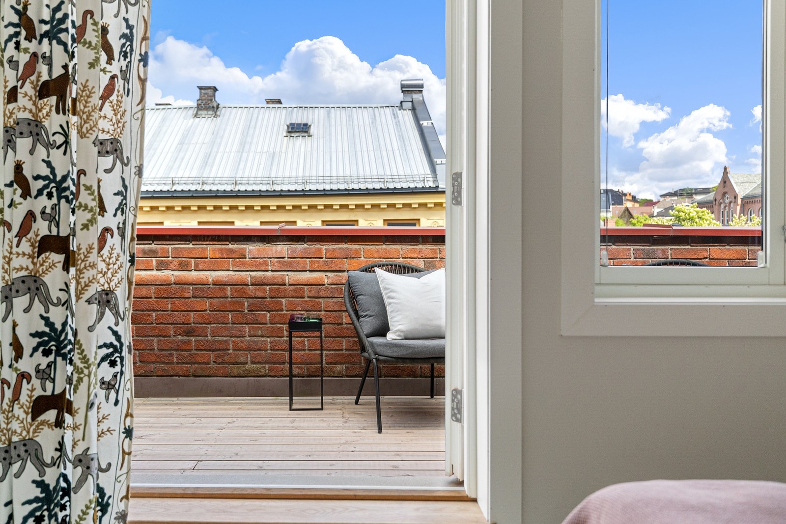 Egen takterrasse fra soverommet på 13 m2. Galleribilde