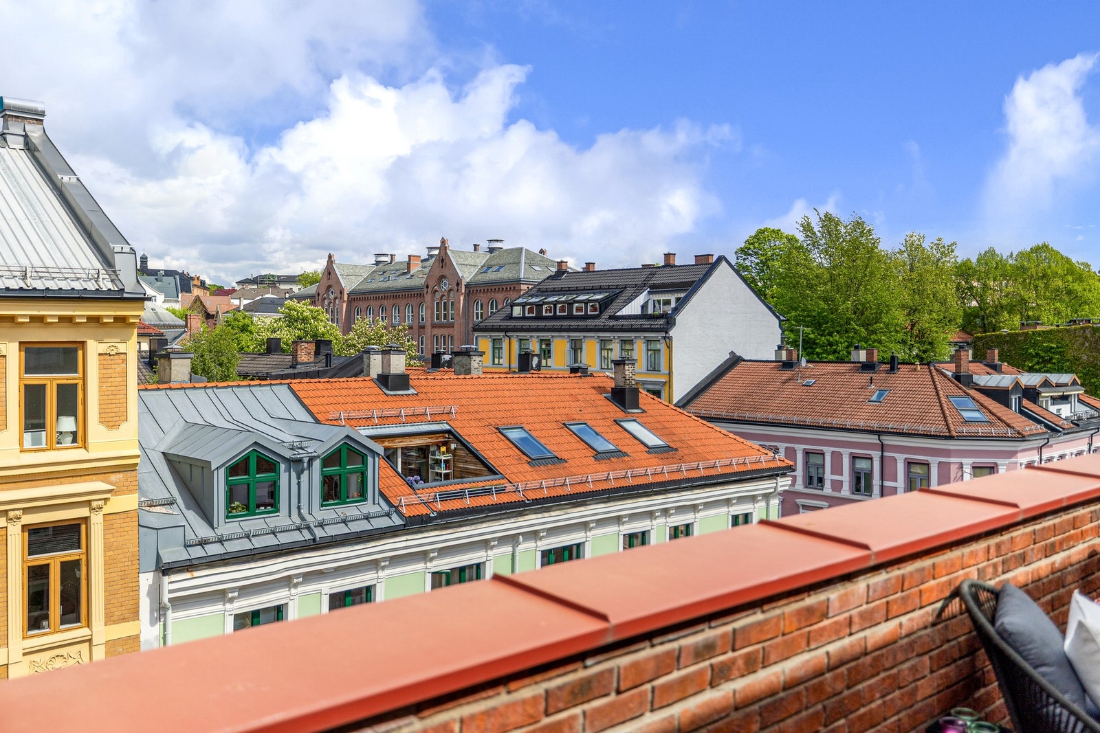 Her kan man nyte et luftig utsyn over sjarmerende bygårder og grønne omgivelser fra en privat terrasse i toppetasjen. Galleribilde