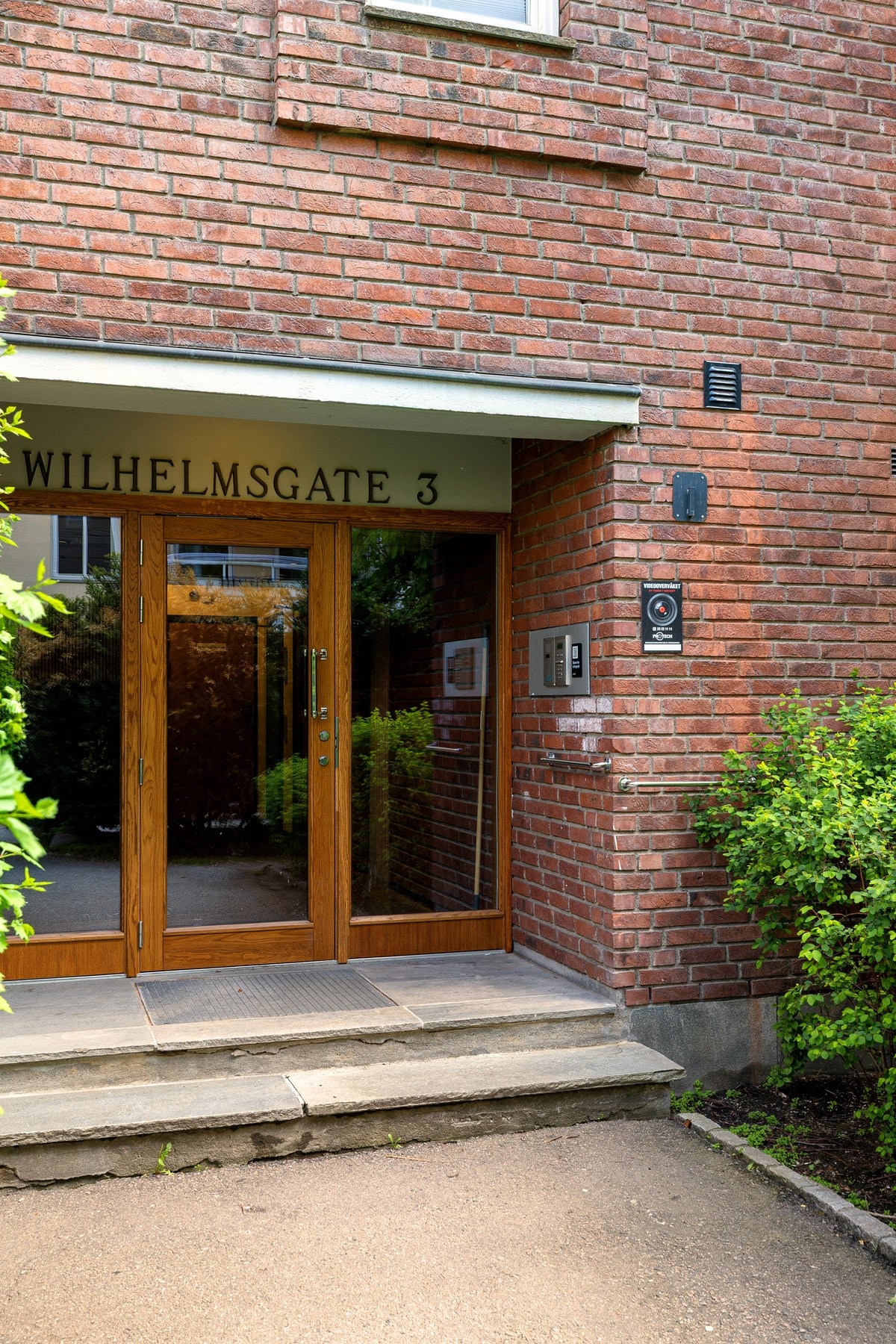 Representativt inngangsparti, tilbaketrukket fra vei. Mulighet for garasjeleie i bygget - konferer megler for mer info. Galleribilde