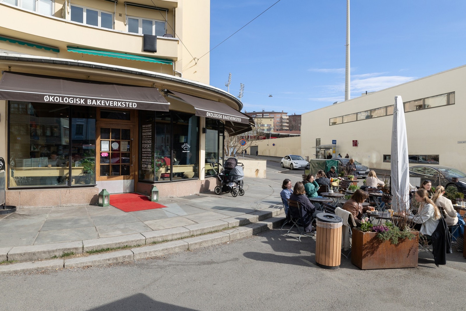 Nabolaget er kjent for sitt gode utvalg av kaféer, bakerier og sosiale møteplasser rett utenfor døren. Galleribilde