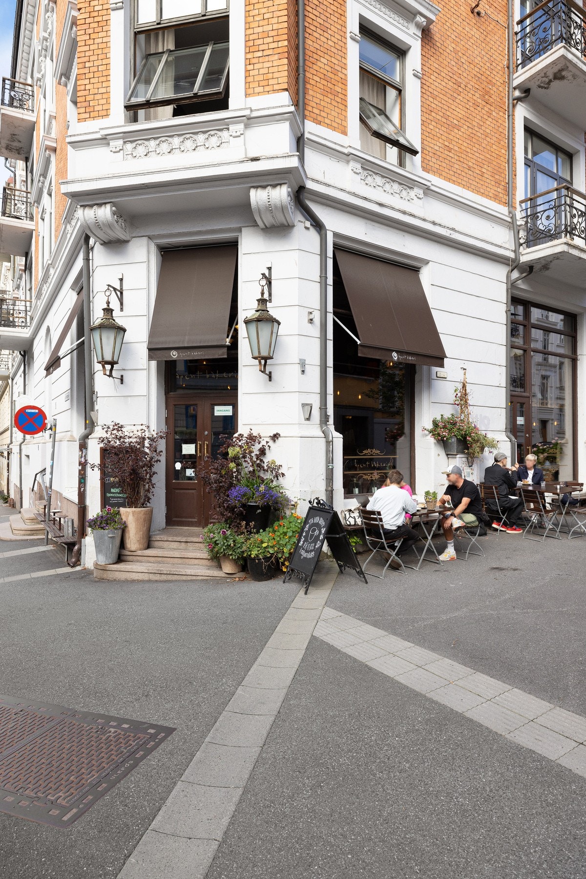 Hyggelige nabolagsfavoritter og sjarmerende serveringssteder ligger i kort gangavstand fra leiligheten. Galleribilde