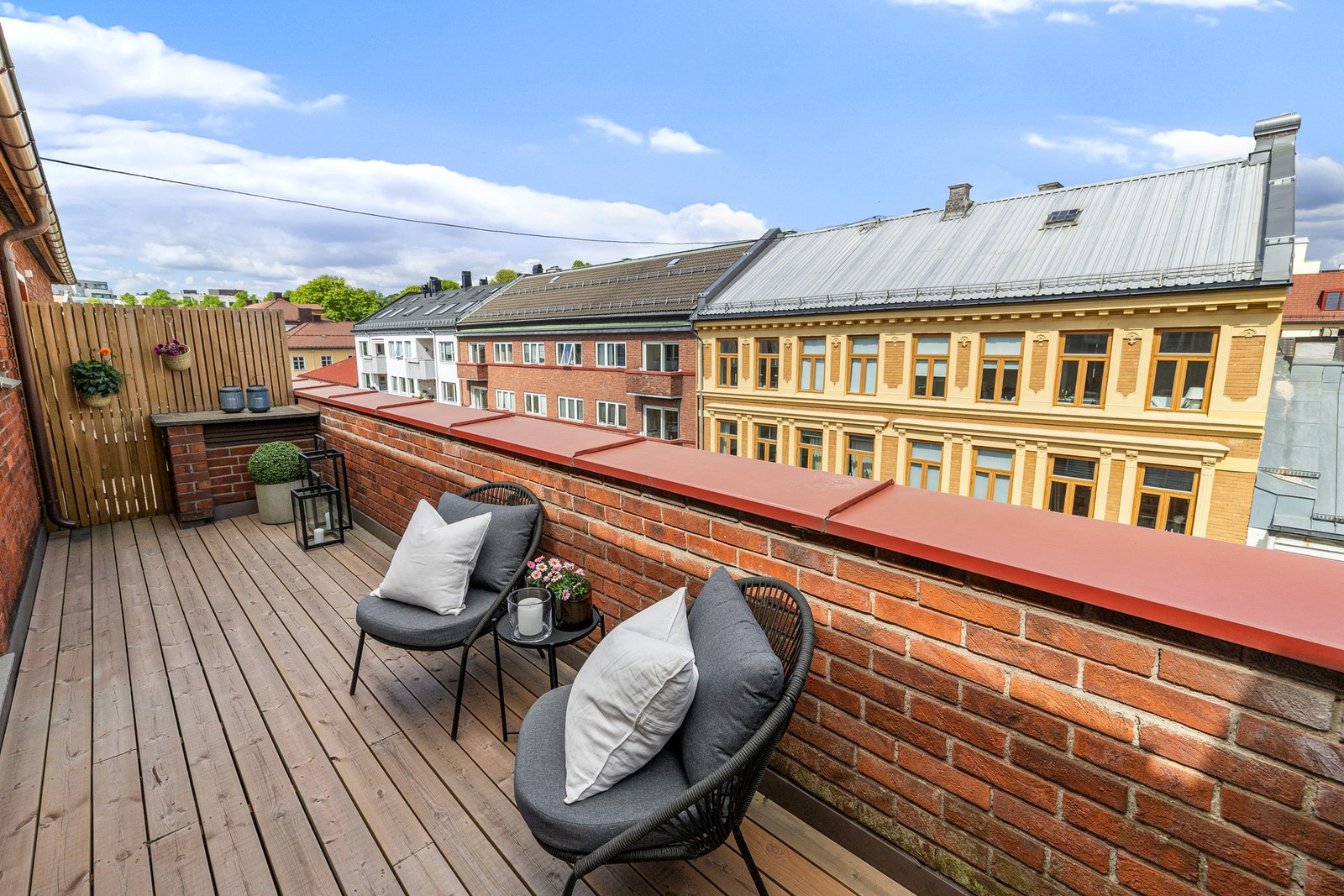 Også her er det plass til både sittegruppe, egen kaffekrok for morgenkaffen og/eller grill og spisebord for middagsgjester. Galleribilde