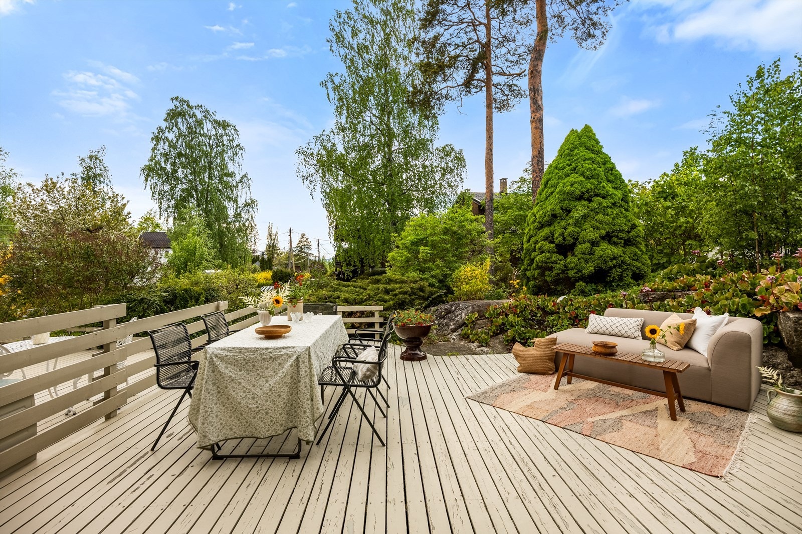 Fra stuen er det utgang til markterrasse på ca. 44 m² med vestvendt beliggenhet og videre adkomst til hage og beplantning. Galleribilde