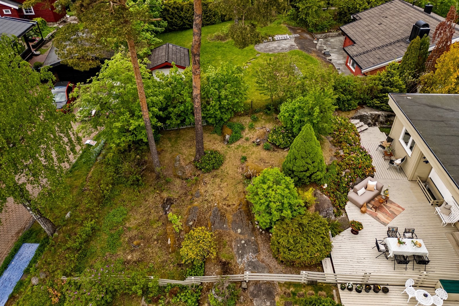 Hagen fremstår som et lunt og trivelig uteområde hvor både voksne og barn kan trives og nyte fine dager utendørs. Galleribilde
