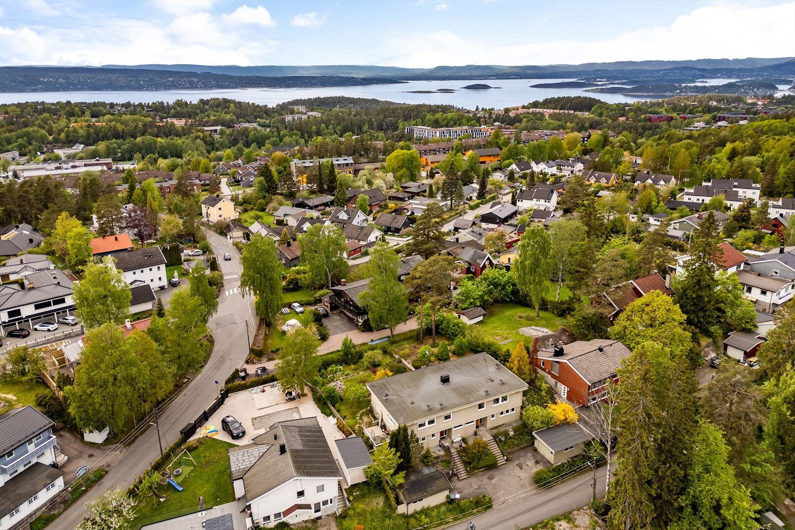 Området består hovedsakelig av småhusbebyggelse med eneboliger, rekkehus og tomannsboliger omgitt av grønne omgivelser. Galleribilde