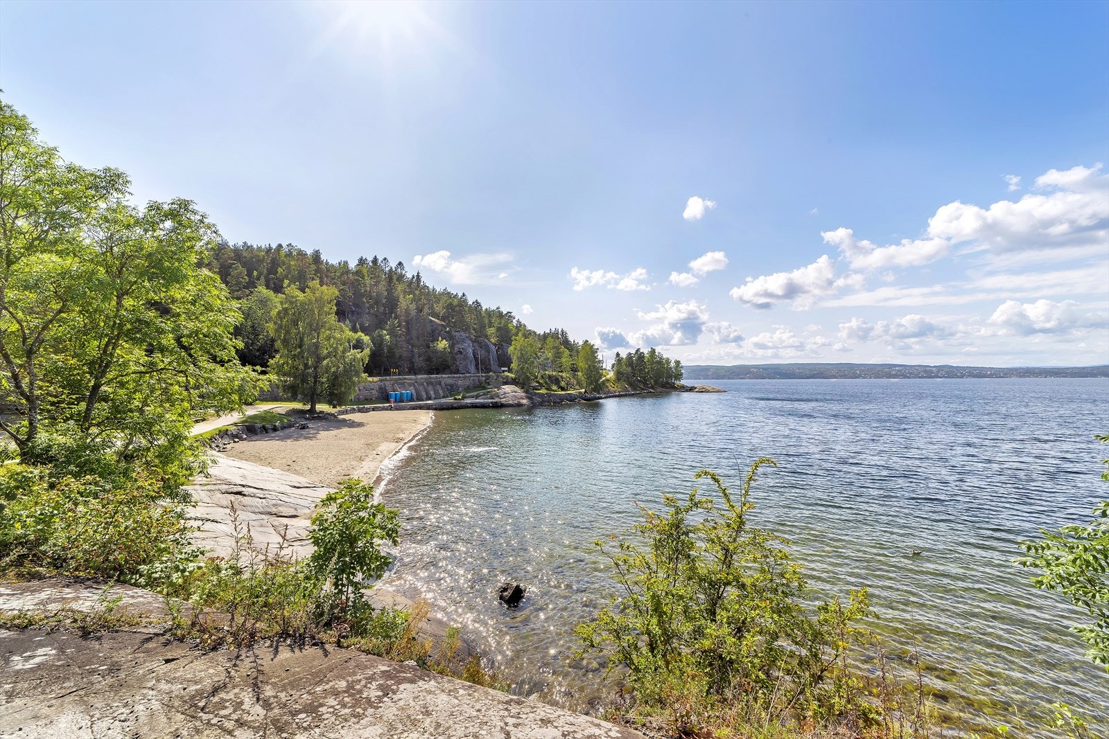 Hvervenbukta et populært utfartssted med sandstrand, svaberg, kafé og fine turmuligheter langs fjorden. Galleribilde