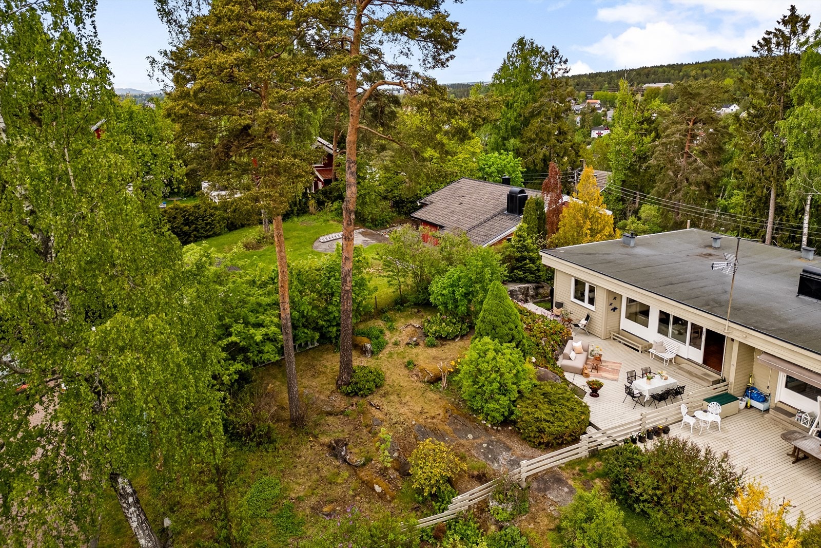 Eiendommen ligger i et etablert og familievennlig område på Prinsdal/Toppåsen, et område som er spesielt anbefalt for familier med barn, etablerere og husdyreiere. Nabolaget er kjent for sitt trygge og rolige bomiljø, lite støynivå og gode naboforhold. Galleribilde