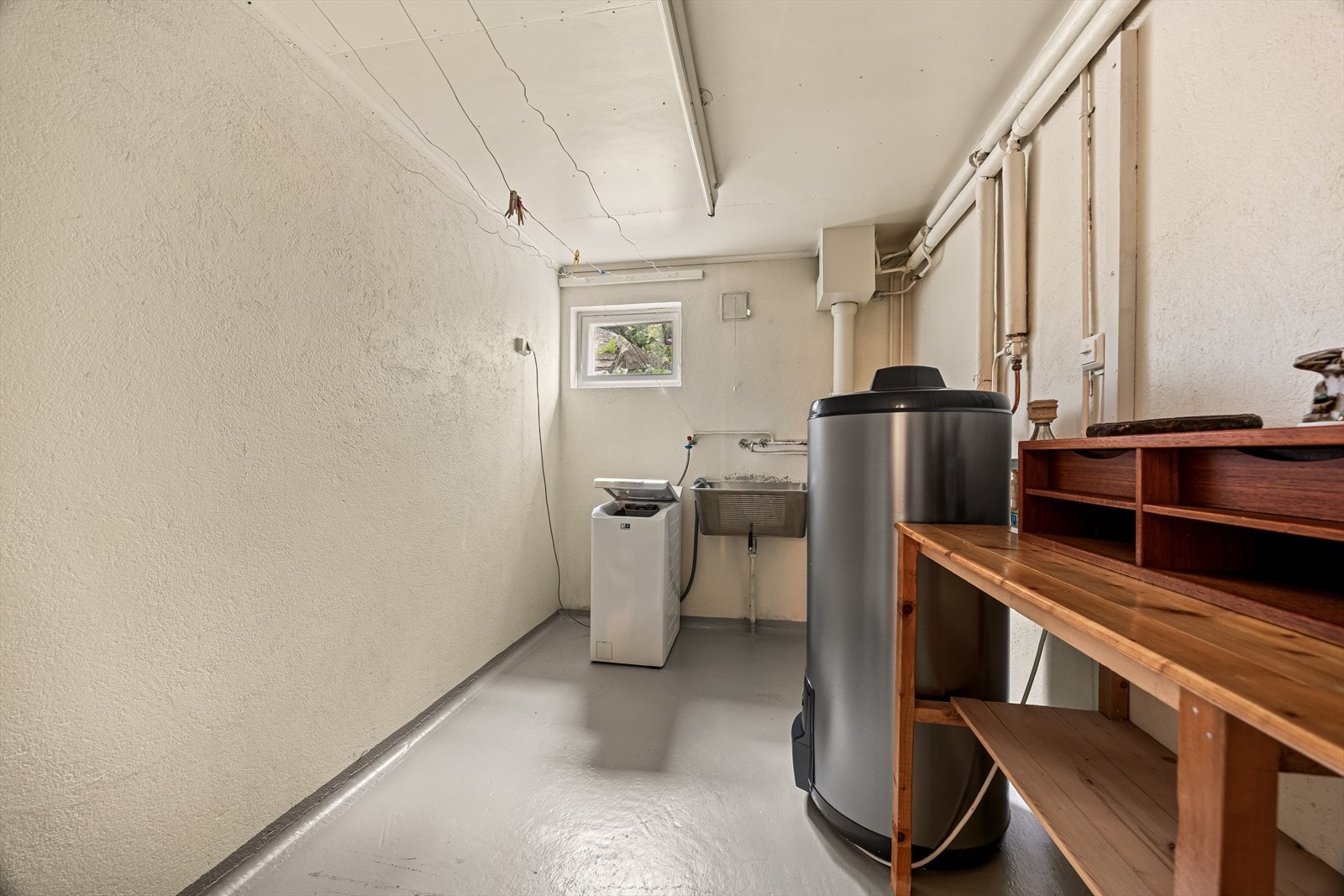 Fra peisstuen er det tilgang til eget vaskerom/tørkerom. Rommet er innredet med utslagsvask i rustfritt stål og arbeidsbenk, samt opplegg for vaskemaskin og tørketrommel. Galleribilde