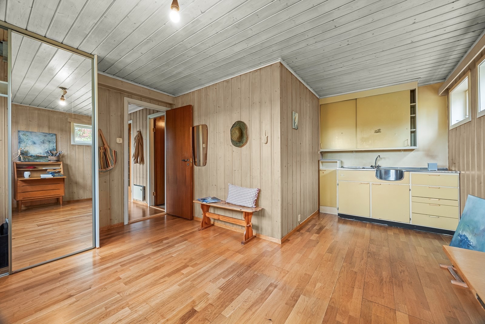 Rommet er allerede innredet med stor skyvedørsgarderobe og kjøkken. Galleribilde