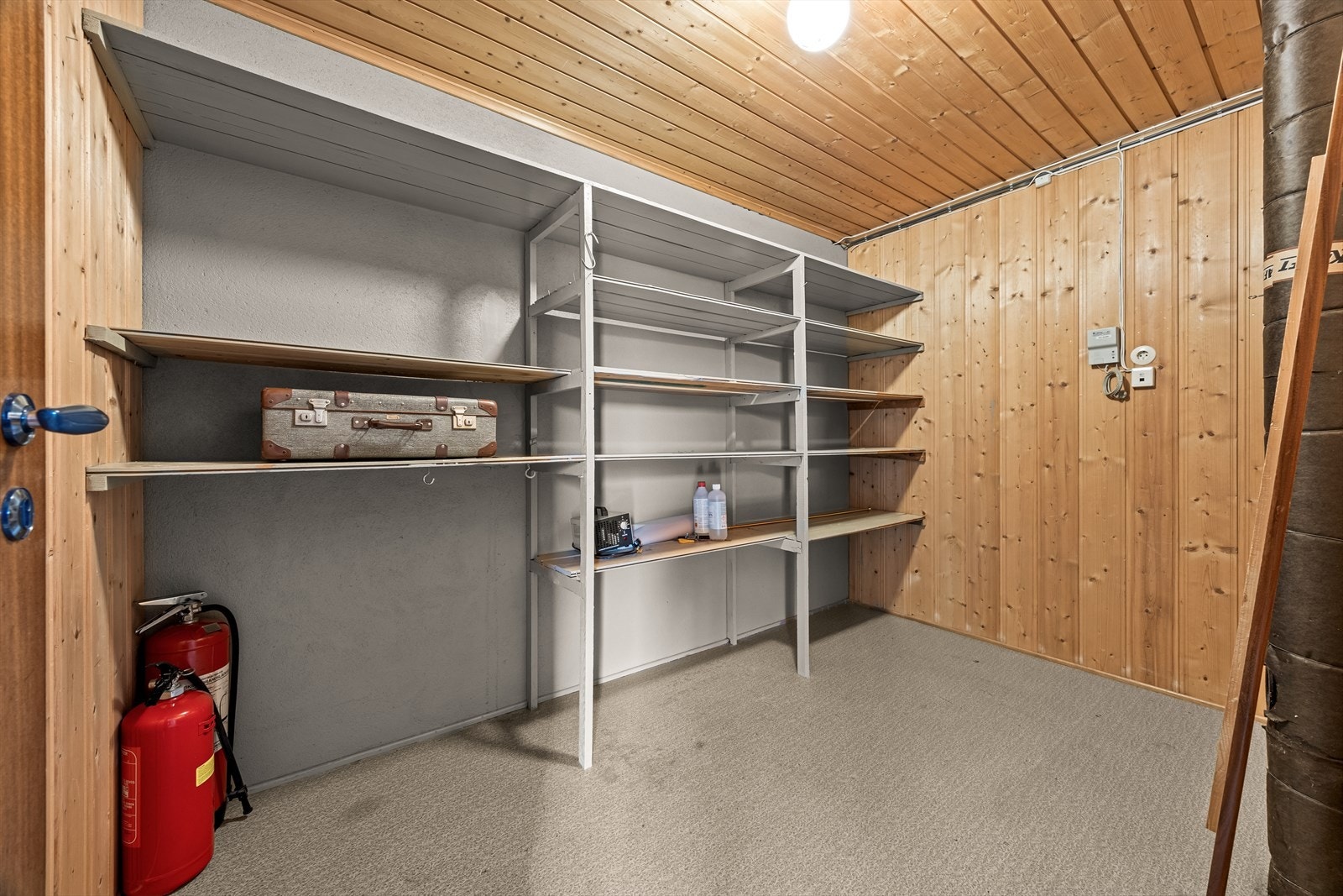 Boligen har to praktiske boder med god lagringsplass, hvorav én har tilgang fra peisstuen og én fra entréen. Galleribilde