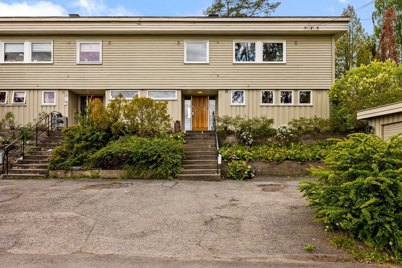 En innholdsrik bolig med stort potensial og flotte uteområder, beliggende i et hyggelig og familievennlig boområde. Velkommen til visning! Galleribilde