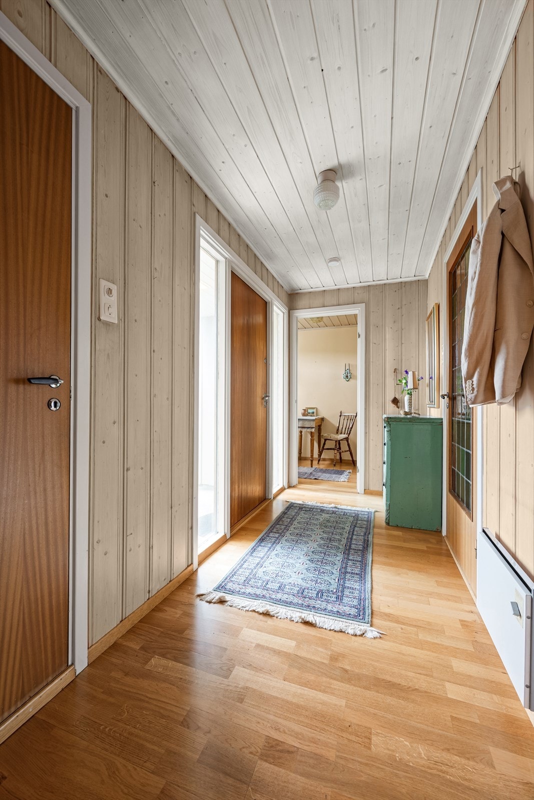 Vel innenfor inngangsdøren møtes man av en romslig entré/gang, hvor det er gode muligheter for å etablere praktiske løsninger for lagring av yttertøy og sko. Galleribilde