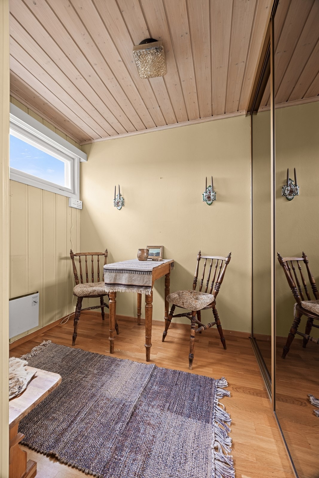 I tilknytning til gangen finner man et rom definert som garderobe. Rommet er innredet med stor skyvedørsgarderobe og har gode oppbevaringsmuligheter. Galleribilde