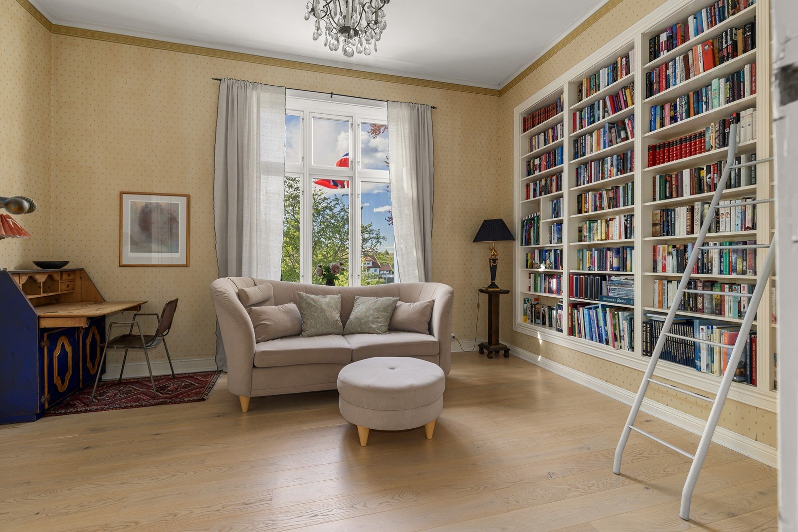 Den ene stuen er innredet til bibliotek Galleribilde