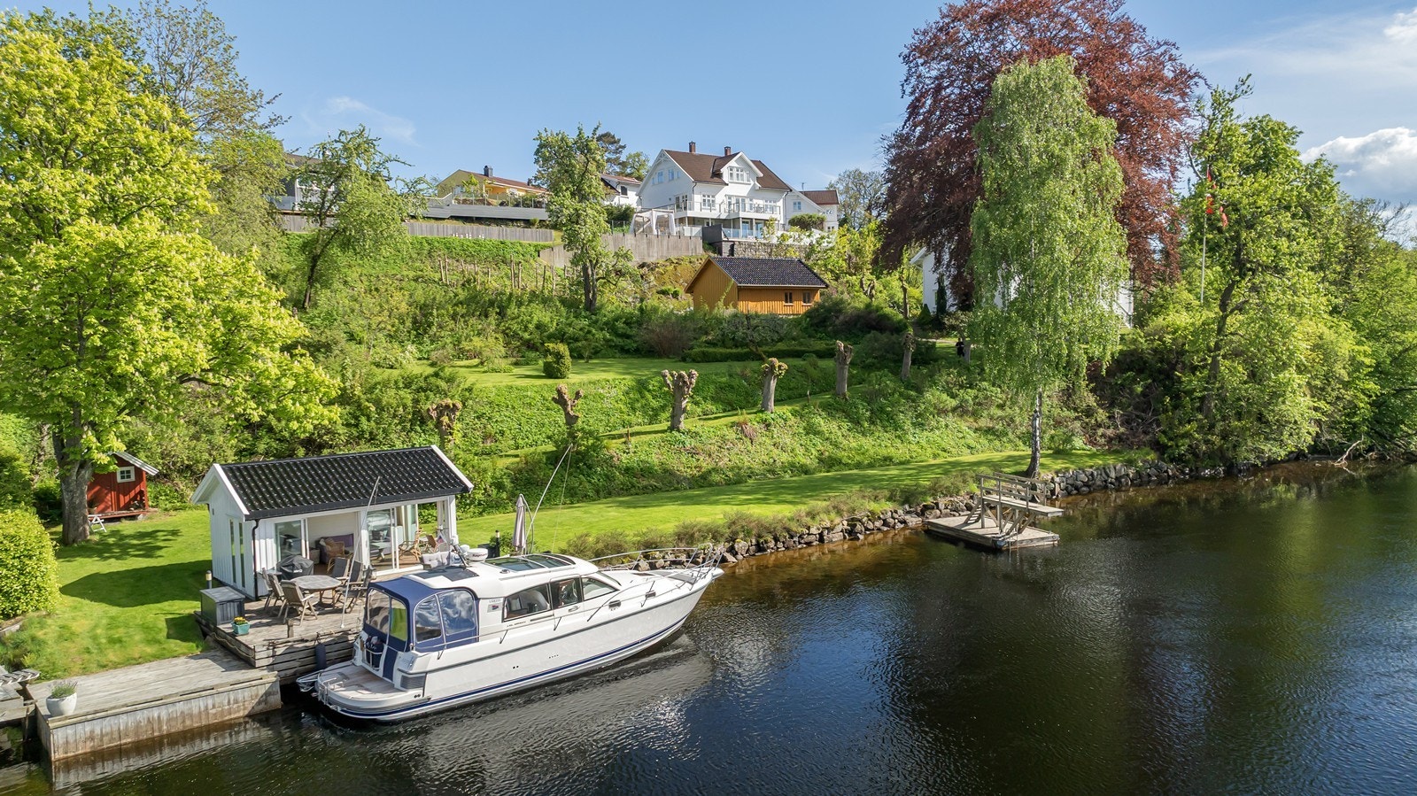 Even Guttormsen i Nordvik presenterer Rød 100 - Klassisk sørlandsvilla med lang strandlinge - dobbelgarasje - sjøbod - egen brygge - vannbåren varme Foto: Fokus Foto Galleribilde