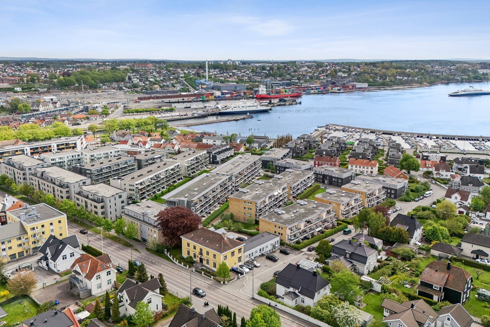 Beliggenheten er ideell for pendlere, med ca. 12 minutters gange til Moss togstasjon med hyppige avganger mot Oslo. Galleribilde