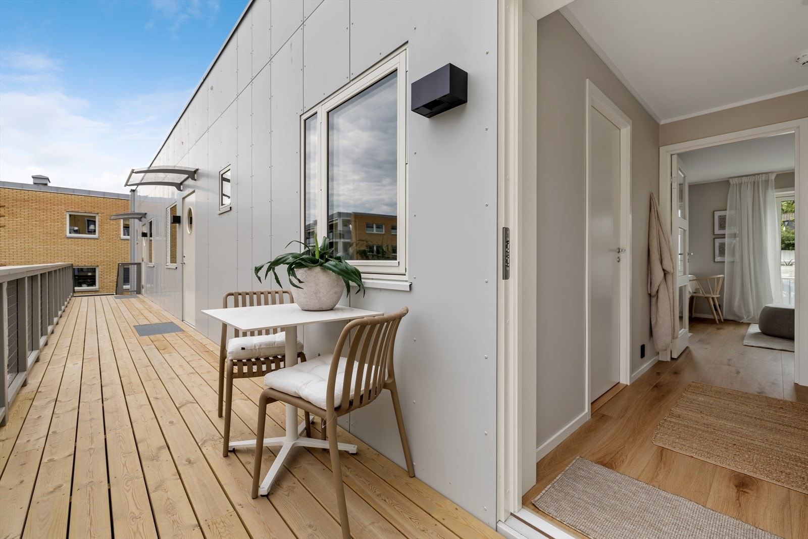 Leiligheten har adkomst via et felles inngangsparti utformet som en terrasse på ca. 21 m². Galleribilde
