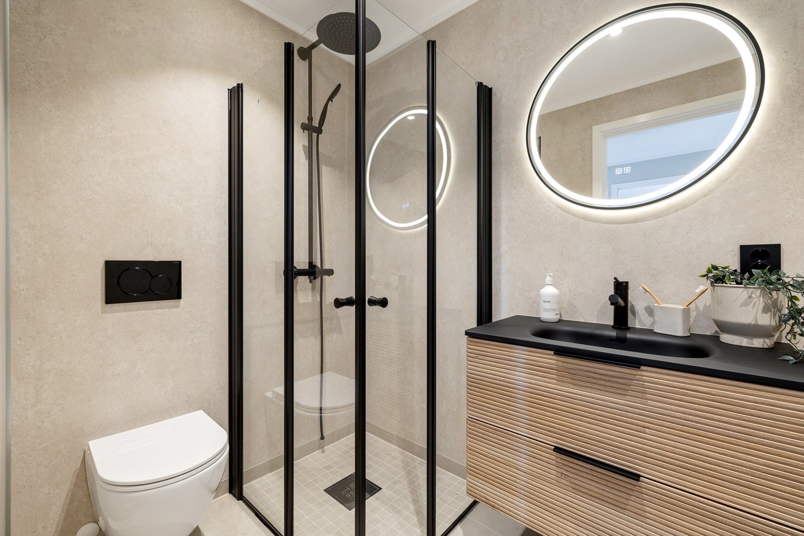 Delikat badet fra 2025 med gulvvarme Galleribilde