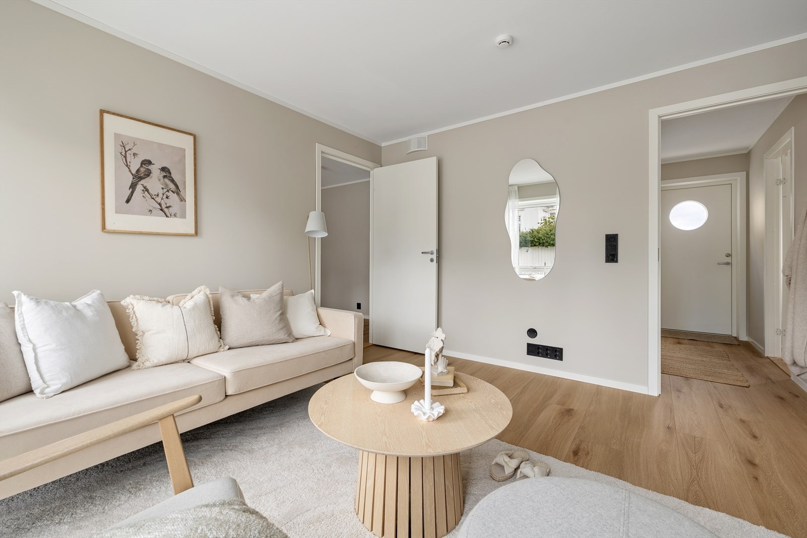 Stuen er lett å møblere og har plass til en komfortabel sofagruppe. Galleribilde