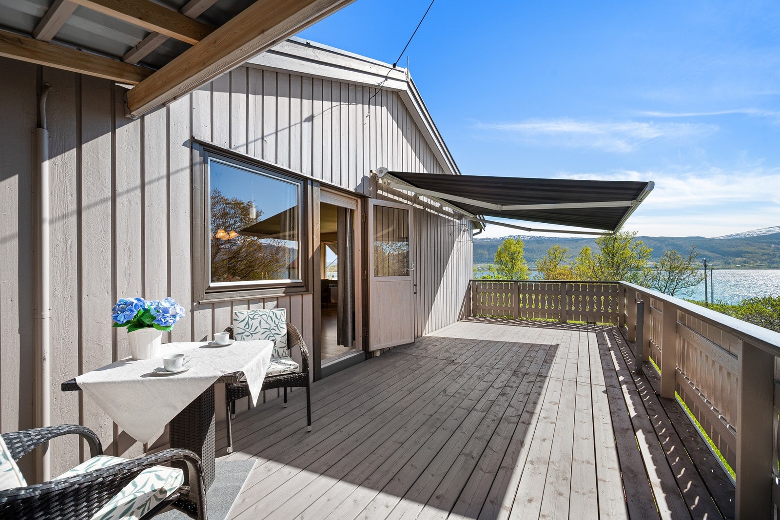 Boligen har en stor og lun terrasse med utgang fra stua Galleribilde